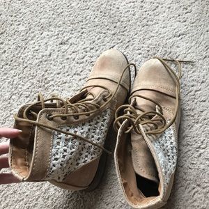 Very cute laced boots !